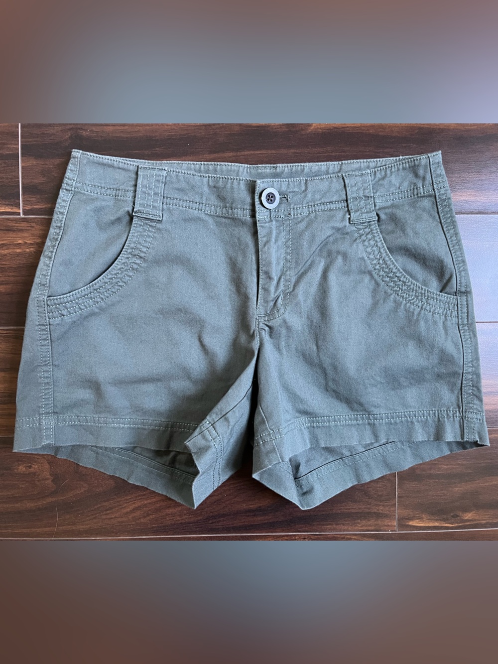 Athleta Women’s Olive Utility Shorts, 2, EUC
